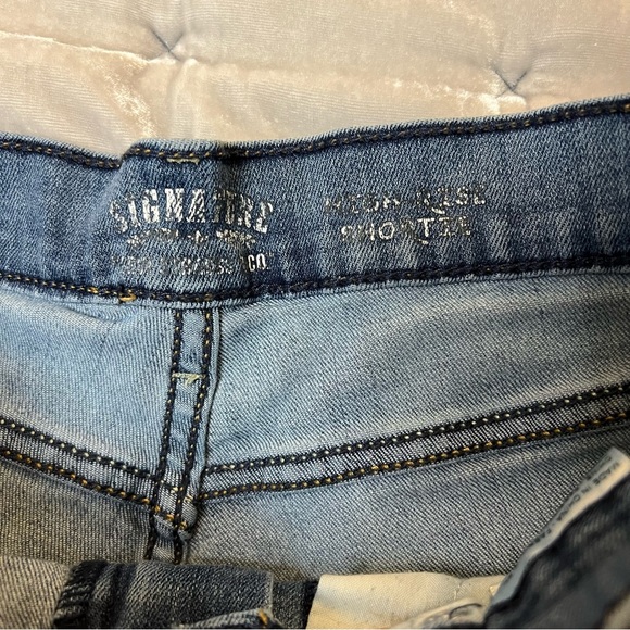 Signature by Levi Strauss & Co. High Waisted Shortie Size 4 - Picture 4 of 7